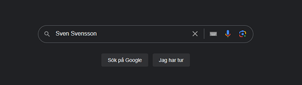 Google-sökning i mörkt läge med texten 'Sven Svensson' inskriven i sökfältet