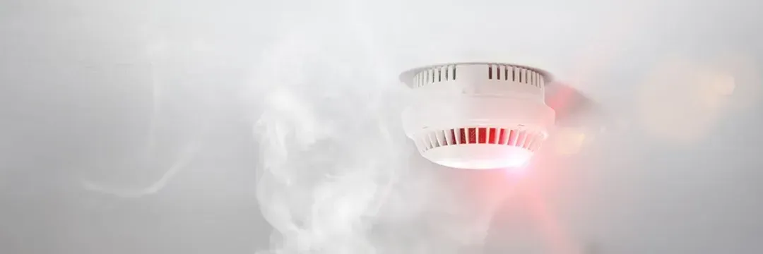 Brandvarnare med röd varningslampa reagerar på rök i taket – ingår i test och guide över de bästa brandvarnarna 2024.