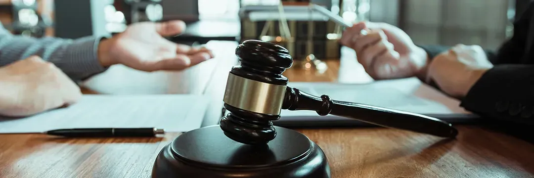 Domarklubba på ett bord under ett juridiskt samtal – illustrerar GDPR-lagen och dess påverkan på individens rättigheter.