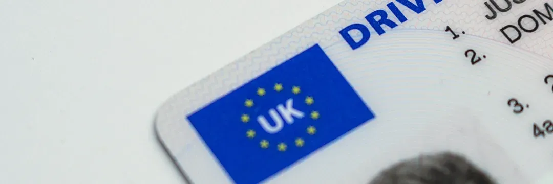 Närbild av brittiskt körkort med fokus på EU-symbol och text – illustrerar vikten av att skydda personuppgifter som personnummer online.